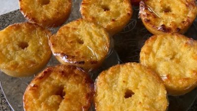 Cantina da Aldeia – Nossos famosos bolinhos de aipim com coco.. Esse bolo é como uma viagem no tempo…